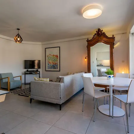 Modern With Free Parking Apartment