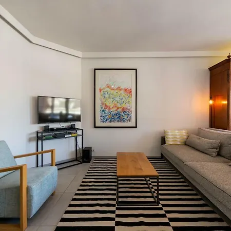 Modern With Free Parking Apartment *