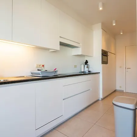 Modern With Free Parking Apartment *